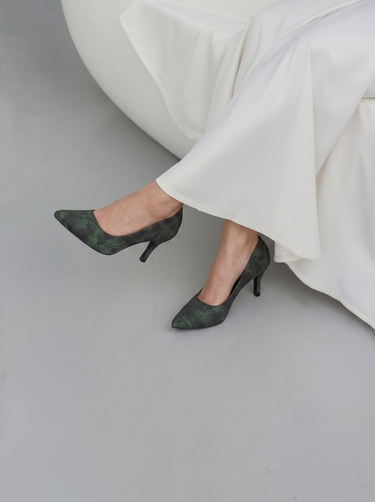 Vintage Muse pointed toe court heels for women in Pakistan with textured patterned upper