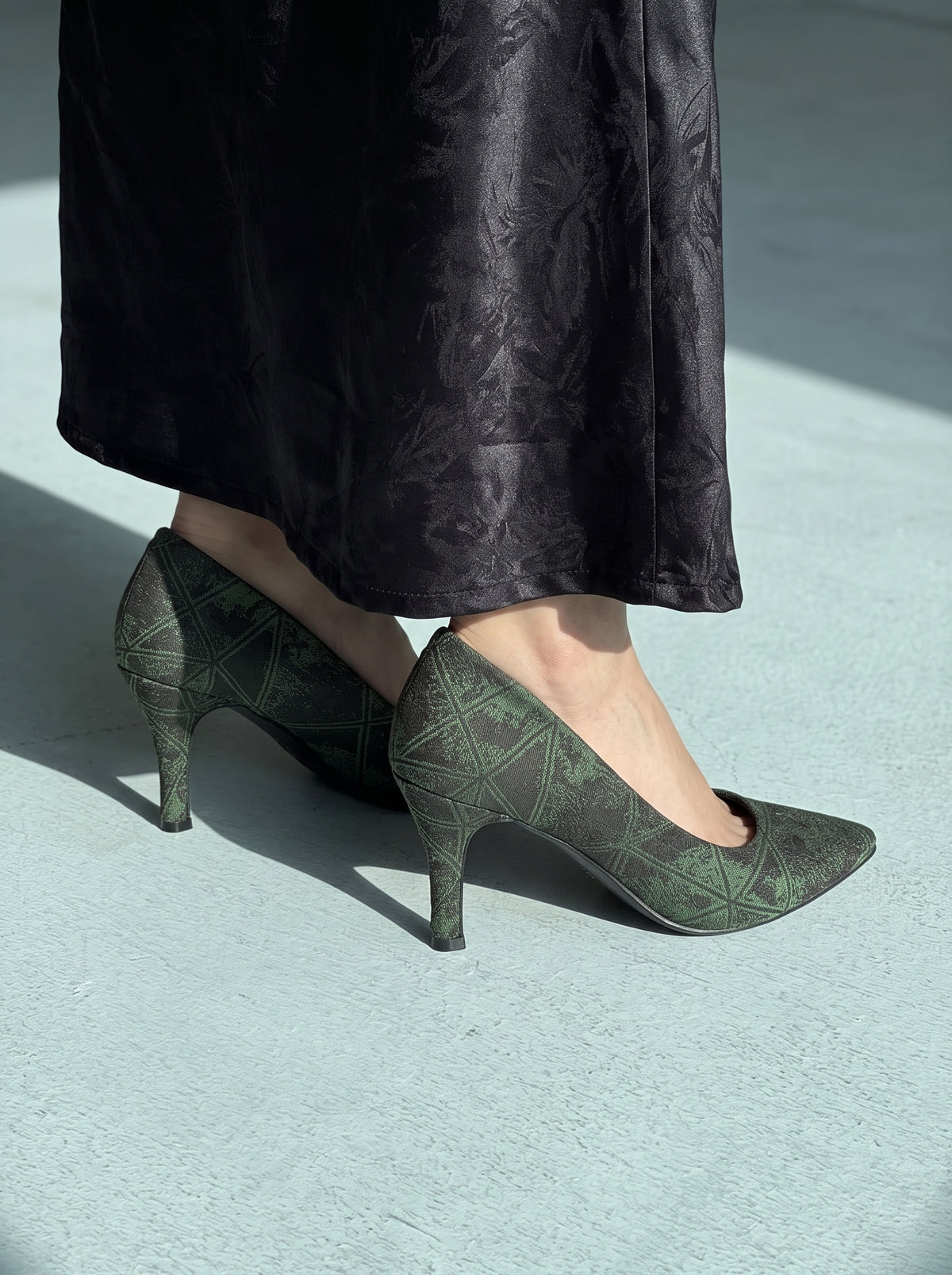 Vintage Muse pointed toe court heels for women in Pakistan with textured patterned upper
