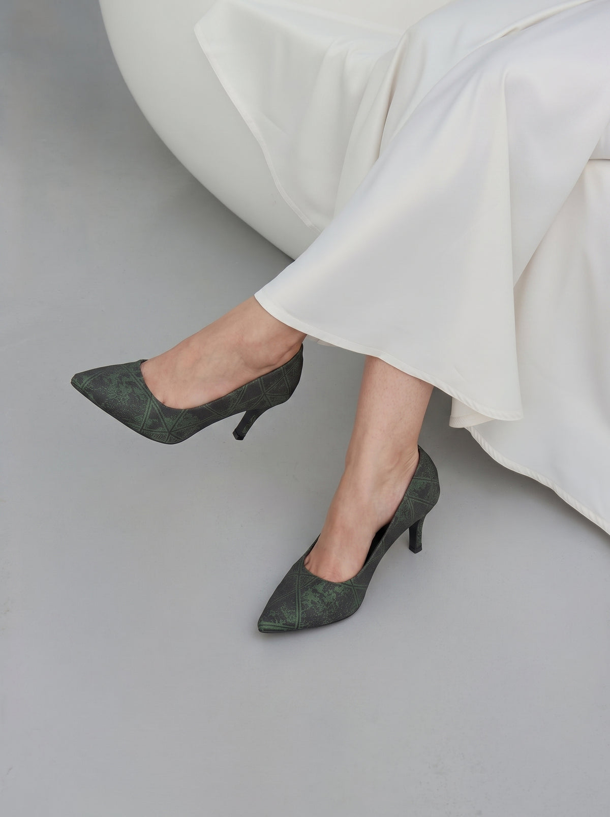 Vintage Muse pointed toe court heels for women in Pakistan with textured patterned upper
